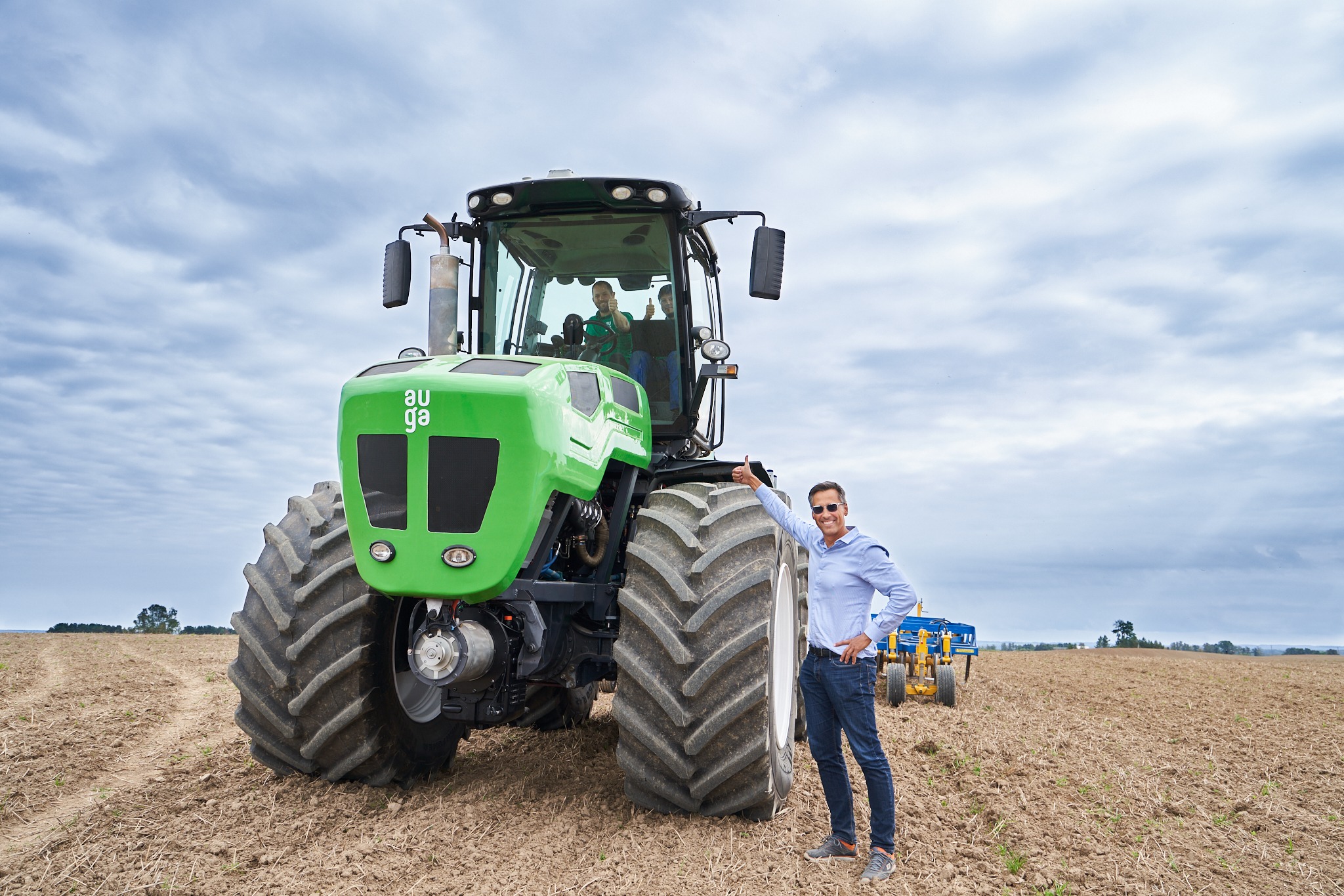 Unik hybridtraktor drivs av biogas och elmotorer