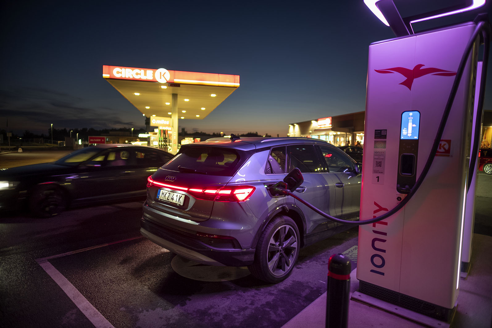  Snabb ökning av elbilar, men laddinfrastrukturen är ett stort misslyckande