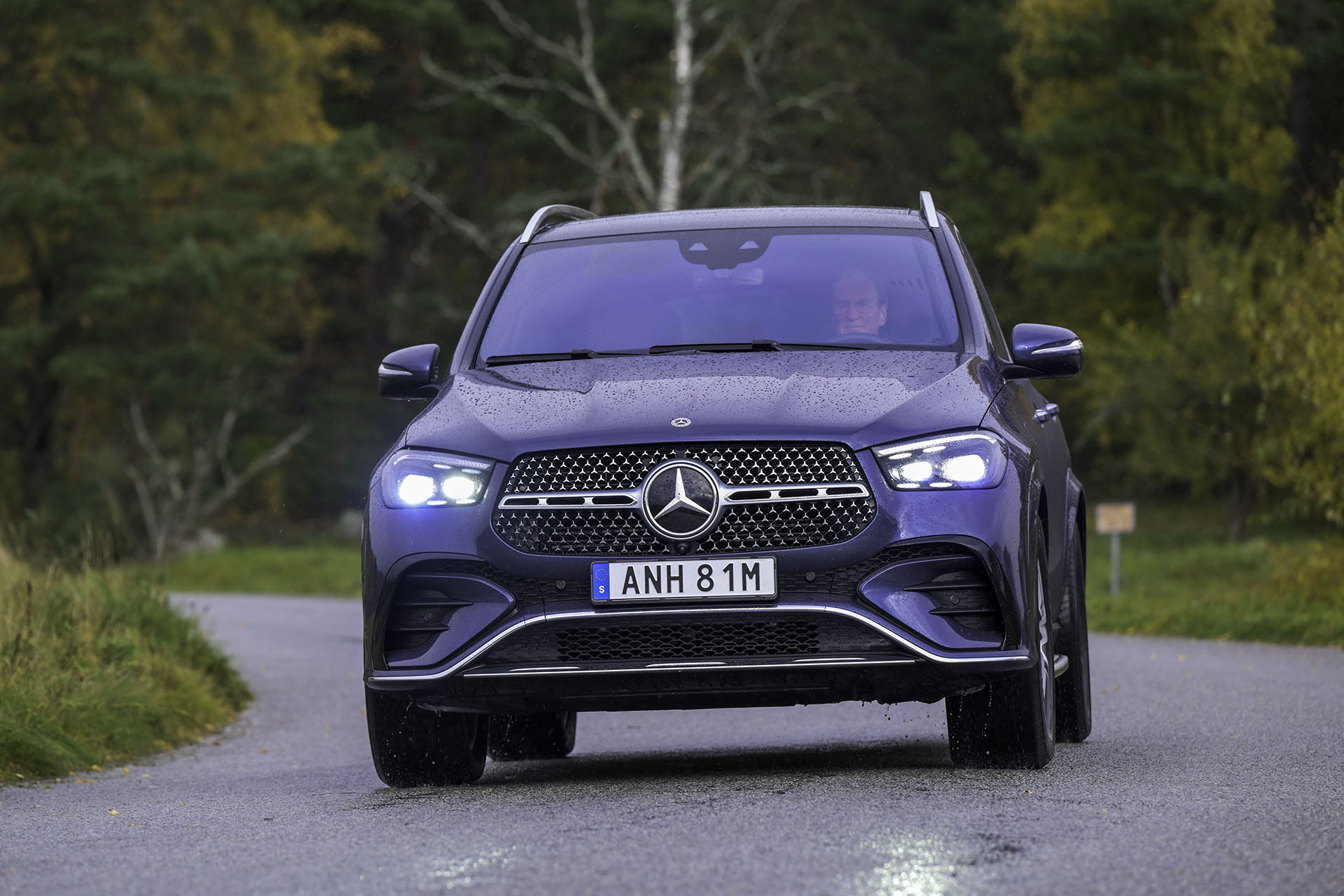 Mercedes mellanstora SUV är snål tack vare avancerad laddhybridteknik